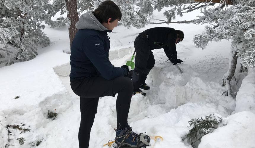 Build an Igloo. Winter Hike in Madrid. Snowshoeing in Madrid with Dreampeaks