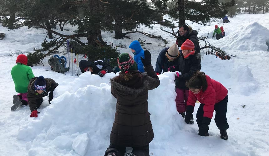 Build an Igloo. Winter Hike in Madrid. Snowshoeing in Madrid with Dreampeaks