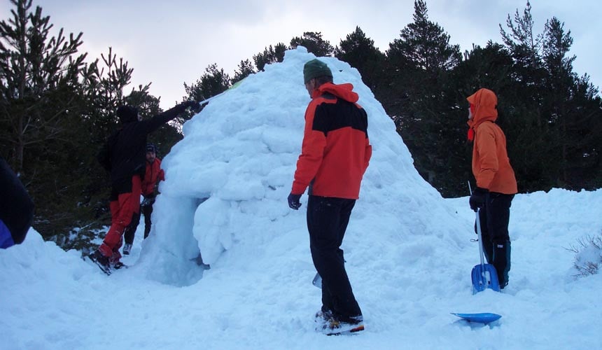 Build an Igloo. Winter Hike in Madrid. Snowshoeing in Madrid with Dreampeaks